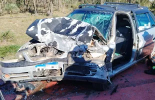 Acidente deixa três feridos em Balneário Rincão; motorista ficou preso nas ferragens