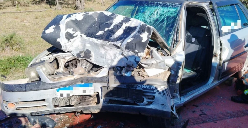 Acidente deixa três feridos em Balneário Rincão; motorista ficou preso nas ferragens