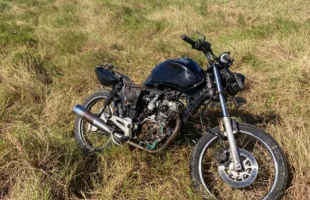 Motociclista fica ferido em colisão com trator na SC-100, em Jaguaruna