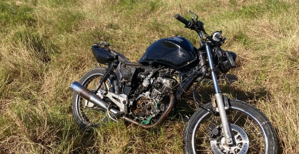 Motociclista fica ferido em colisão com trator na SC-100, em Jaguaruna