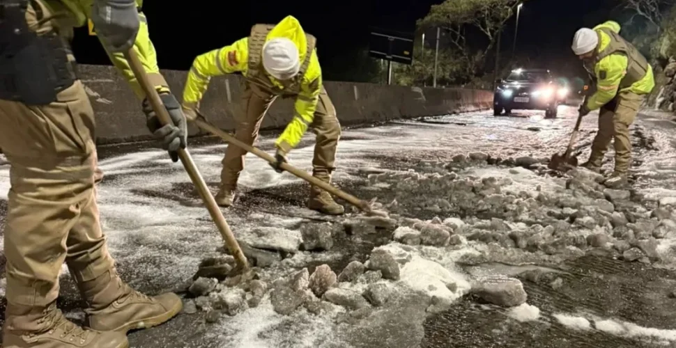 PMRv espalha sal em trechos congelados da Serra do Rio do Rastro