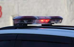 Jovem sem habilitação provoca colisão em cruzamento de Criciúma
