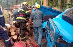 Motorista fica preso às ferragens após saída de pista de caminhão em Lauro Müller