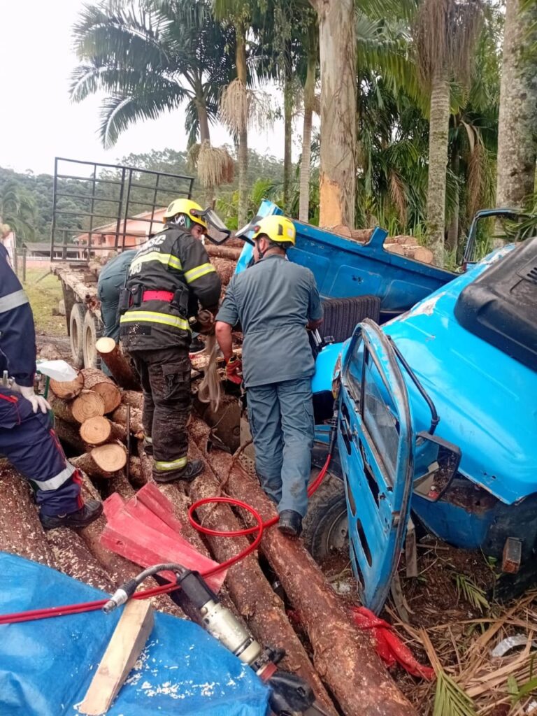 Motorista fica preso às ferragens após saída de pista de caminhão em Lauro Müller