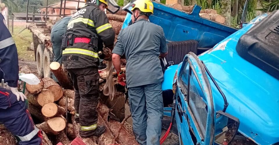 Motorista fica preso às ferragens após saída de pista de caminhão em Lauro Müller