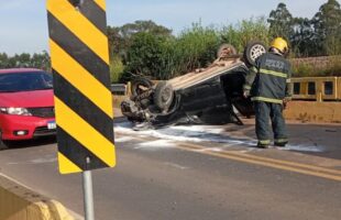 Motorista perde controle e veículo capota após colisão em ponte em Içara