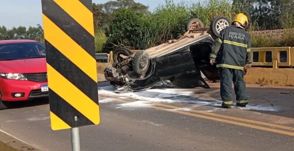 Motorista perde controle e veículo capota após colisão em ponte em Içara
