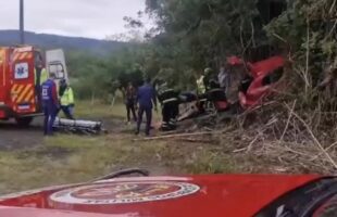 Colisão entre carro e moto deixa três feridos em Siderópolis