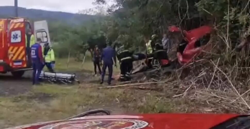 Colisão entre carro e moto deixa três feridos em Siderópolis