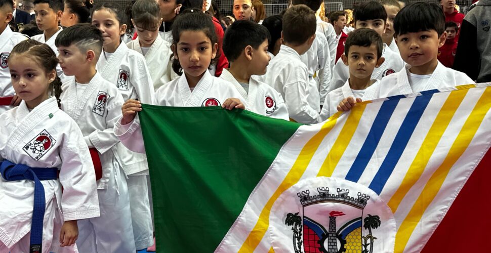 Cocal do Sul recebe atletas de todo o estado e fecha a etapa estadual de karatê com 45 medalhas