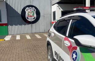 Polícia Militar prende mulher com mandado de prisão por furto em Lauro Müller