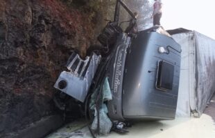 Serra do Rio do Rastro está interditada após tombamento de caminhão
