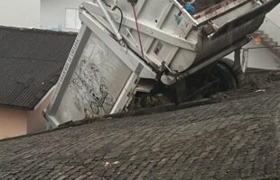 Caminhão de lixo colide com casa em Orleans