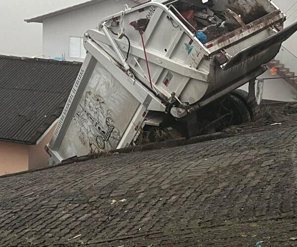 Caminhão de lixo colide com casa em Orleans
