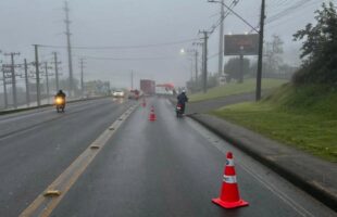 Acidente entre moto e caminhão mobiliza SAMU na manhã desta quarta-feira em Orleans