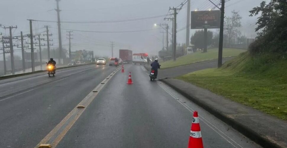 Acidente entre moto e caminhão mobiliza SAMU na manhã desta quarta-feira em Orleans