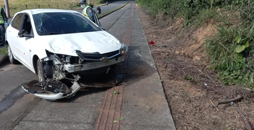 Idoso é hospitalizado após perder controle de veículo em Urussanga