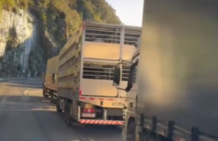 Caminhões seguem parados na Serra do Rio do Rastro após formação de gelo