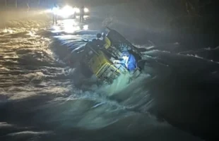 Tratorista é resgatado após cair em rio durante travessia em São Joaquim