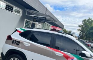 Policial de folga apreende adolescente após roubo no centro de Lauro Müller.