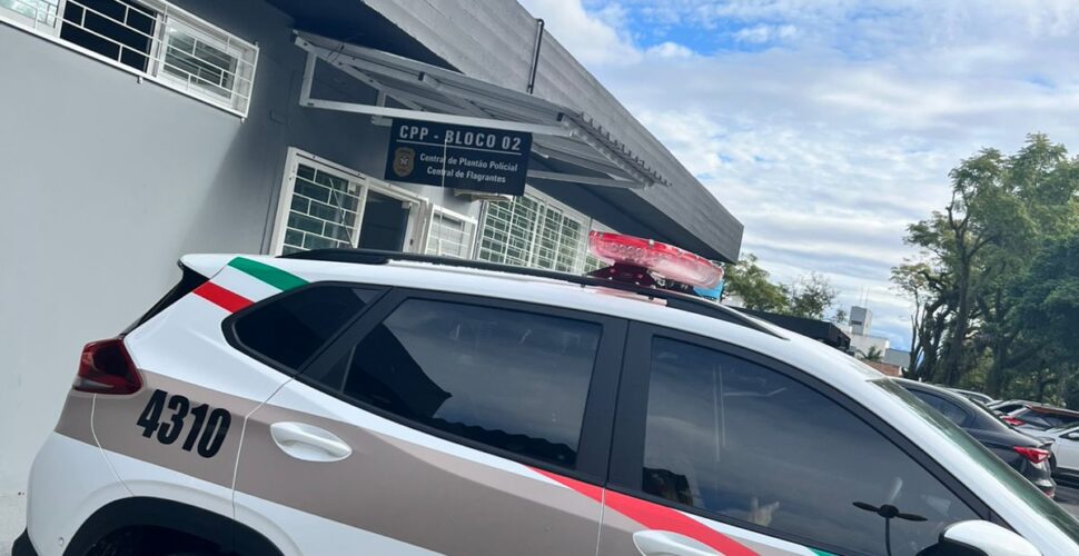Policial de folga apreende adolescente após roubo no centro de Lauro Müller.