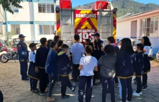 Bombeiros de SC realizam ações educativas de prevenção contra incêndios nas escolas