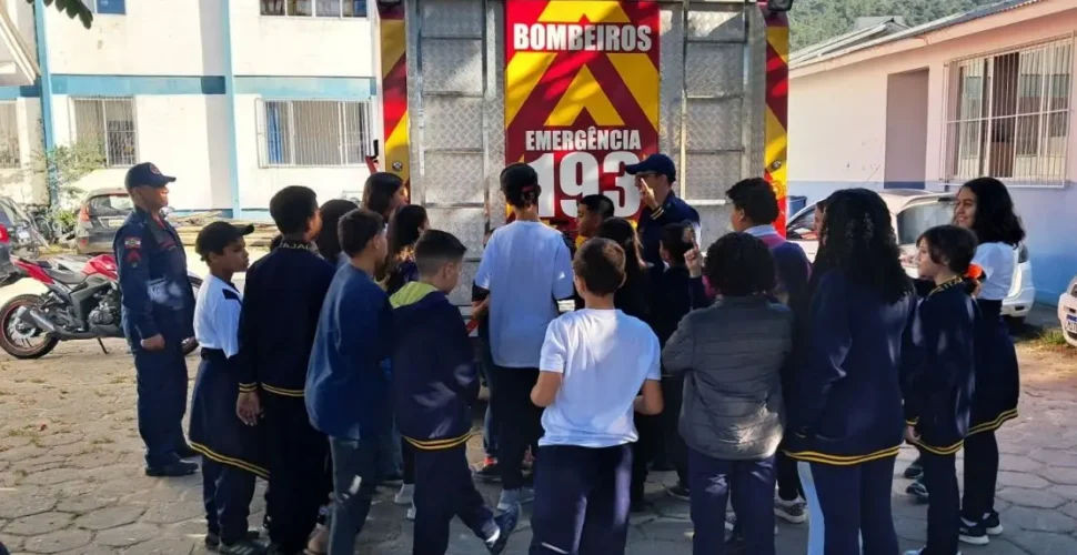 Bombeiros de SC realizam ações educativas de prevenção contra incêndios nas escolas