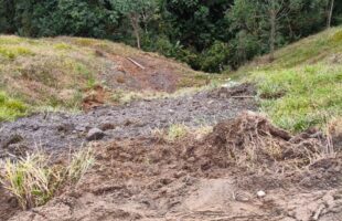 Motorista fica ferido após caminhão cair em ribanceira na Rocinha, Lauro Müller