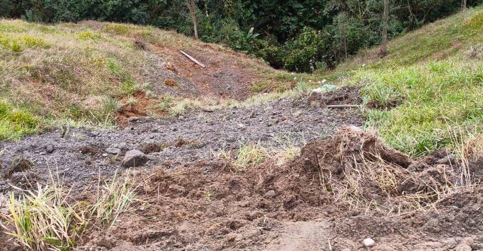 Motorista fica ferido após caminhão cair em ribanceira na Rocinha, Lauro Müller
