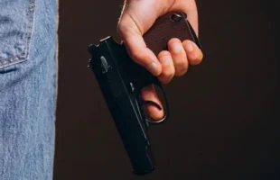 Três assaltantes invadem casa em Jaguaruna, fazem família refém e roubam veículo