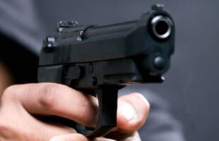 Homem é detido após tentar roubar loja com arma falsa em Criciúma