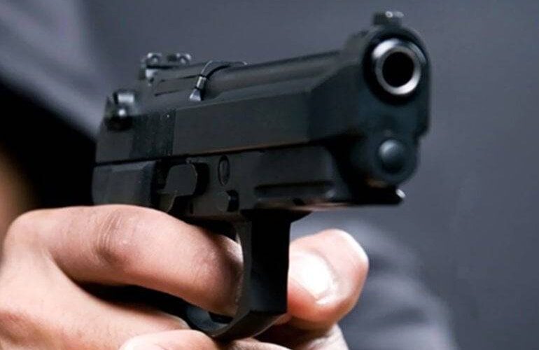 Homem é detido após tentar roubar loja com arma falsa em Criciúma