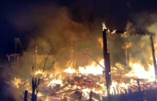 Incêndio destrói residência no interior de Orleans durante a madrugada