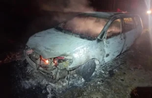 Carro roubado em Içara é encontrado incendiado em área de mata em Jaguaruna