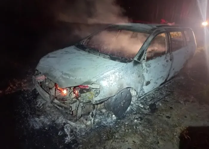 Carro roubado em Içara é encontrado incendiado em área de mata em Jaguaruna