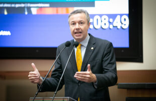 Napoleão quer responsabilização do Estado por endividamento de candidatos ao Universidade Gratuita