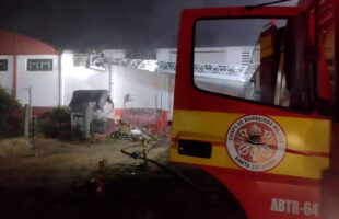 Incêndio de grandes proporções atinge supermercado em Orleans; local teve reignição horas após controle das chamas