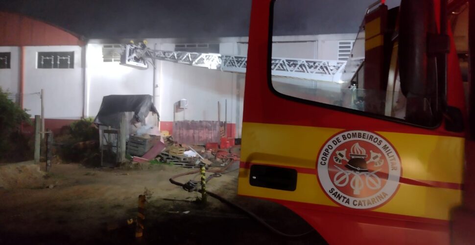 Incêndio de grandes proporções atinge supermercado em Orleans; local teve reignição horas após controle das chamas