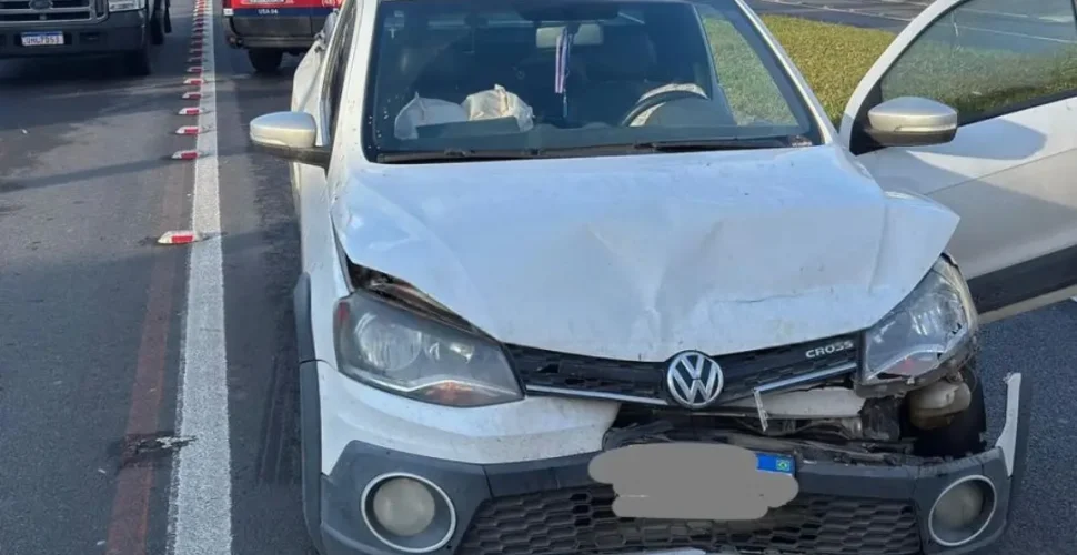 Mulher fica ferida em acidente entre dois veículos na Via Rápida, em Criciúma