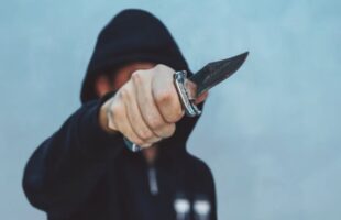 Mulher é vítima de assalto ao chegar em casa em Pedras Grandes