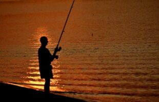 Idoso é agredido e assaltado ao voltar da pesca em Laguna
