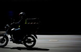 Motoboy é rendido por dupla armada e tem dinheiro e lanches levados em Jaguaruna