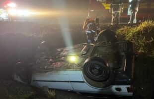 Neblina contribui para capotamento de dois carros na SC-449 em Sombrio
