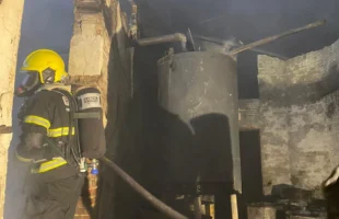 Incêndio de grandes proporções atinge depósito com solvente em Maracajá