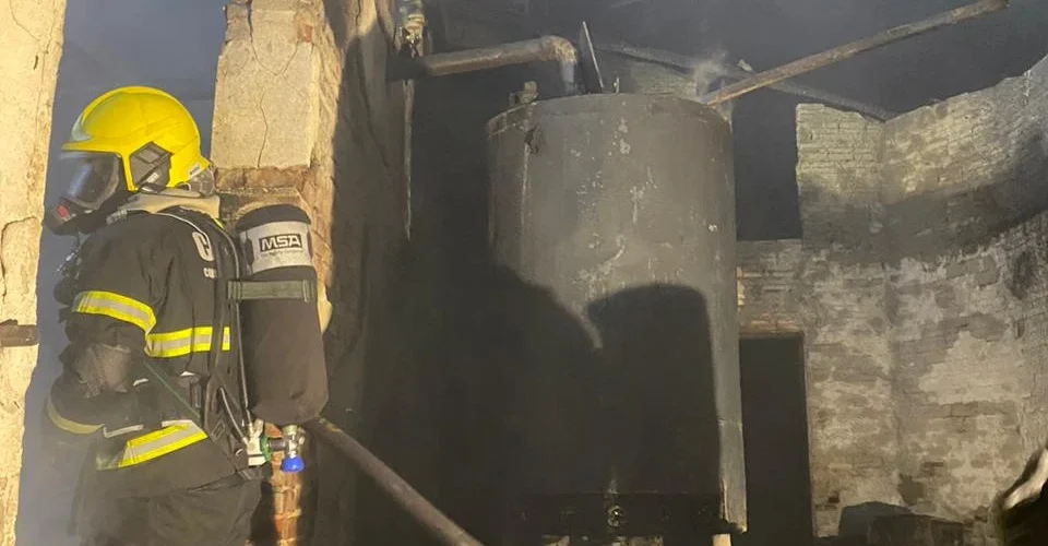 Incêndio de grandes proporções atinge depósito com solvente em Maracajá
