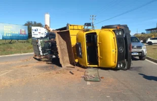 Caminhão carregado com retroescavadeira tomba e atrasa trânsito em Criciúma