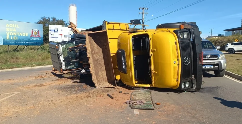 Caminhão carregado com retroescavadeira tomba e atrasa trânsito em Criciúma