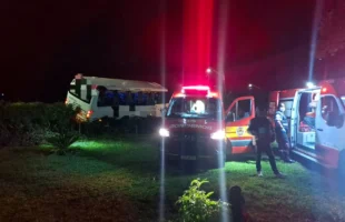 Três mulheres ficam feridas após micro-ônibus sair da pista em Içara