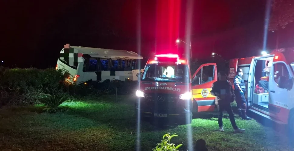 Três mulheres ficam feridas após micro-ônibus sair da pista em Içara