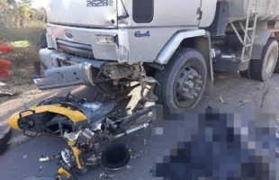 Mãe e filho morrem em colisão entre moto e caminhão em Sangão